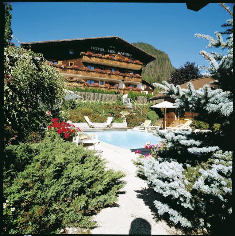Hotel Les Sapins La Clusaz Bagian luar foto